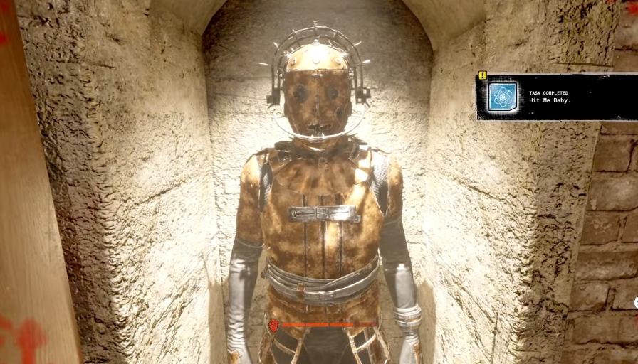 Tenue révélée derrière l'étagère